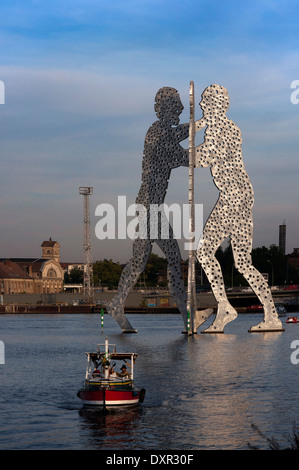 Scultura metallica chiamato uomo molecola di Jonathan Borofsky nel fiume Spree Berlino. Molecola l uomo è la scultura in alluminio Foto Stock