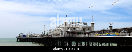 Alba colori sopra la Brighton Palace Pier, città di Brighton e Brighton & Hove, Sussex County, England, Regno Unito Foto Stock