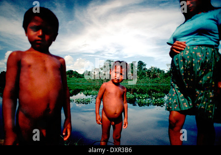 Una famiglia di indiani warao nel Delta Orinoco. I Warao sono un popolo indigeno che abitano nel nordest del Venezuela e western Foto Stock