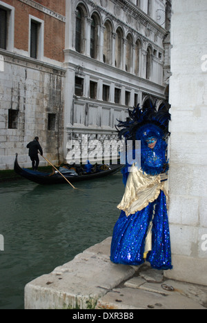 Lussuose venetian blu e oro e costume di barche in gondola a Venezia Foto Stock