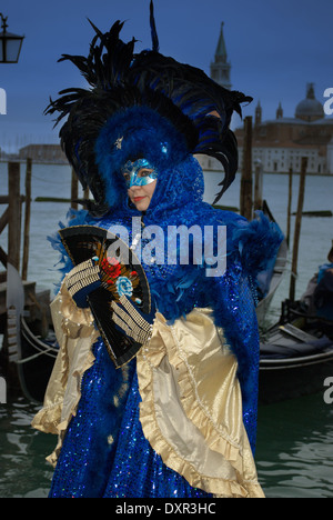 Lussuose venetian blu e oro e costume di barche in gondola a Venezia Foto Stock