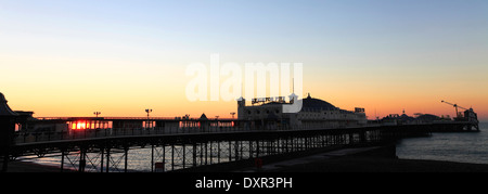 Alba colori sopra la Brighton Palace Pier, città di Brighton e Brighton & Hove, Sussex County, England, Regno Unito Foto Stock