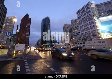 Berlino, Germania, vista da Leipziger Strasse Potsdamer Platz di notte Foto Stock