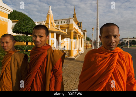 I monaci a piedi al di fuori del Palazzo Reale. Phnom Penh. Luccicanti in oro, il Royal Palace è uno di Phnom Penh?s più splendida archita Foto Stock