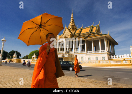 Monaco a piedi al di fuori del Palazzo Reale. Phnom Penh. Il palazzo reale di Cambogia è un complesso di edifici, anche se si tratta di generi Foto Stock