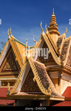 Dettaglio del tetto del Palazzo Reale. Phnom Penh. Completato nel 1866 il Palazzo Reale è un deve vedere Phnom Penh vista. Esso è stato co Foto Stock