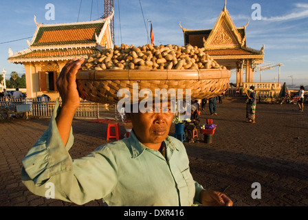 Arachidi venditore vicino al fiume Tonle Sap. Phnom Penh. Una miscela di ospitalità cambogiano, Asian exotica e fascino indocinese attendono Foto Stock