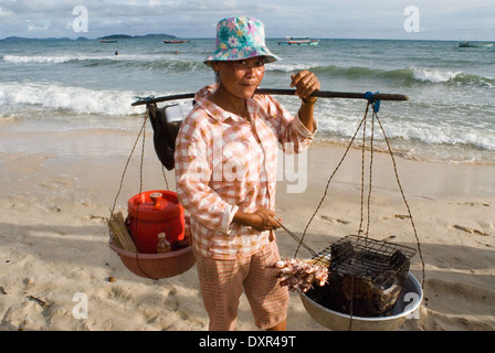 La vendita di gamberi di fiume in Sihanoukville beach. Arrivando in Sikanouville dopo un facile 4 ore di autobus con Mekong Angkor Express Foto Stock