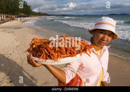 La vendita di gamberi di fiume in Sihanoukville beach. Arrivando in Sikanouville dopo un facile 4 ore di autobus con Mekong Angkor Express Foto Stock