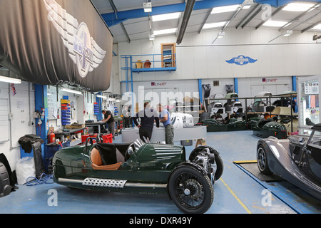 Morgan Motor Car factory reparto di finitura. Girato nel settembre 2013 Foto Stock