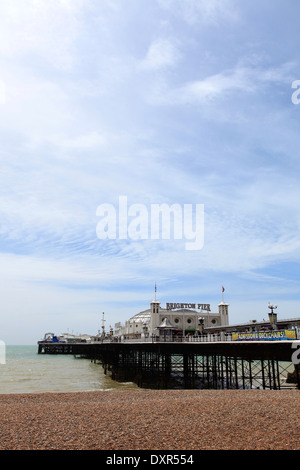 Alba colori sopra la Brighton Palace Pier, città di Brighton e Brighton & Hove, Sussex County, England, Regno Unito Foto Stock