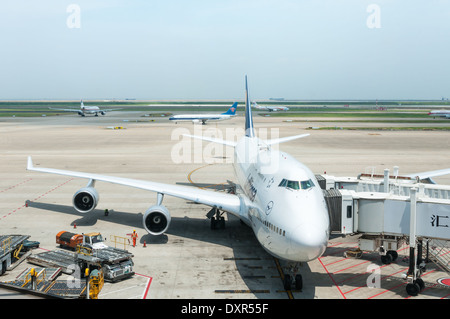 Un Lufthansa German Airlines jumbo jet è parcheggiato al cancello di imbarco. Foto Stock