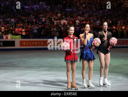 Saitama, Giappone. 29 Mar, 2014. Julia Lipnitskaia della Russia, Mao Asada del Giappone e Carolina Kostner di Italia (da L a R) comportano per le foto durante la cerimonia di premiazione per la lady del caso del pattinaggio internazionale dell'Unione (ISU) World Figure Skating Championships in Saitama, Giappone, 29 marzo 2014. Mao Asada intitolato l evento con un punteggio totale di 216.69 punti. Credito: Stringer/Xinhua/Alamy Live News Foto Stock