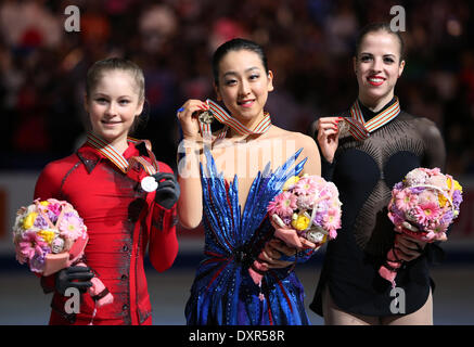 Saitama, Giappone. 29 Mar, 2014. Julia Lipnitskaia della Russia, Mao Asada del Giappone e Carolina Kostner di Italia (da L a R) comportano per le foto durante la cerimonia di premiazione per la lady del caso del pattinaggio internazionale dell'Unione (ISU) World Figure Skating Championships in Saitama, Giappone, 29 marzo 2014. Mao Asada intitolato l evento con un punteggio totale di 216.69 punti. Credito: Stringer/Xinhua/Alamy Live News Foto Stock