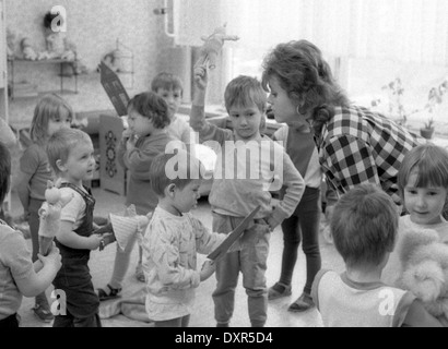 Berlino, DDR, bambini e insegnante in un Kindertagesstaette Foto Stock