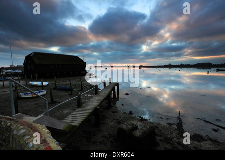 I colori del tramonto su Bosham barca porto, West Sussex County, England, Regno Unito Foto Stock