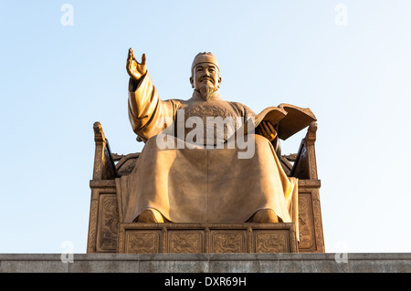 L'imponente statua del Re Sejong al di fuori del palazzo Gyeongbokgung a Seul, in Corea del Sud. Foto Stock