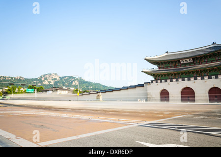 Tradizionale architettura Coreana presso il Palazzo Gyeongbokgung a Seul, in Corea del Sud. Foto Stock