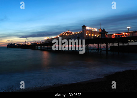 I colori del tramonto su Brighton Palace Pier, città di Brighton e Brighton & Hove, Sussex County, England, Regno Unito Foto Stock