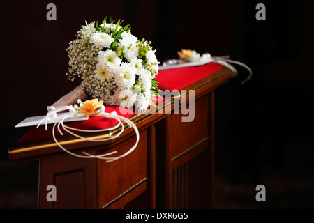 Bouquet nuziale su la pediera nella Chiesa Foto Stock