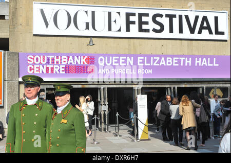 Southbank, Londra, Regno Unito. Il 29 marzo 2014. Due Harrods commissionaires fuori la Vogue Festival nella Queen Elizabeth Hall a Londra il Southbank. Credito: Matteo Chattle/Alamy Live News Foto Stock