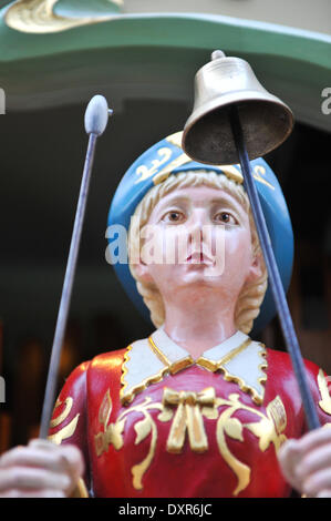 Southbank, Londra, Regno Unito. Il 29 marzo 2014. Una figura scolpita tenendo un bell su uno degli organi del display per la 'estrarre tutte le fermate, Organ Festival ' sulla Southbank. Credito: Matteo Chattle/Alamy Live News Foto Stock