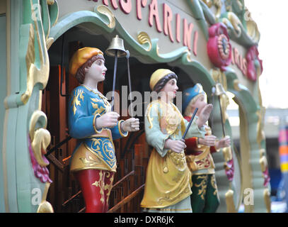 Southbank, Londra, Regno Unito. Il 29 marzo 2014. Tre figure scolpite su uno degli organi del display per la 'estrarre tutte le fermate, Organ Festival ' sulla Southbank. Credito: Matteo Chattle/Alamy Live News Foto Stock