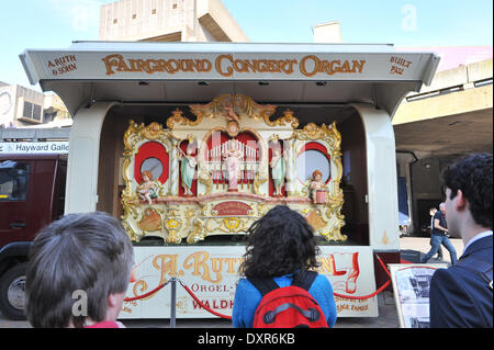 Southbank, Londra, Regno Unito. Il 29 marzo 2014. Le persone guardano ad una fiera Concerto organo uno degli organi del display per la 'estrarre tutte le fermate, Organ Festival ' sulla Southbank. Credito: Matteo Chattle/Alamy Live News Foto Stock