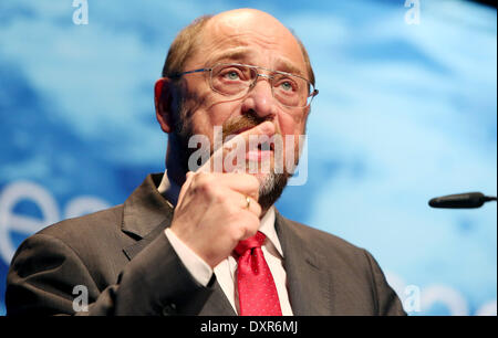 Amburgo, Germania. 29 Mar, 2014. Il presidente del Parlamento europeo e parte superiore del candidato del partito del socialismo europeo (PSE) per le elezioni europee 2014, Martin Schulz (partito socialdemocratico di Germania/DOCUP), offre un discorso durante l'avvio del DOCUP la campagna elettorale europea ad Amburgo, Germania, 29 marzo 2014. I cittadini europei saranno chiamati ad eleggere il 8° Parlamento europeo il 25 maggio 2014. Foto: MALTE CRISTIANI/DPA/Alamy Live News Foto Stock