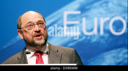 Amburgo, Germania. 29 Mar, 2014. Il presidente del Parlamento europeo e parte superiore del candidato del partito del socialismo europeo (PSE) per le elezioni europee 2014, Martin Schulz (partito socialdemocratico di Germania/DOCUP), offre un discorso durante l'avvio del DOCUP la campagna elettorale europea ad Amburgo, Germania, 29 marzo 2014. I cittadini europei saranno chiamati ad eleggere il 8° Parlamento europeo il 25 maggio 2014. Foto: MALTE CRISTIANI/DPA/Alamy Live News Foto Stock