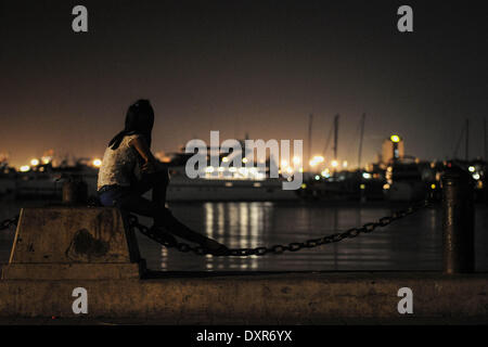 Manila, Filippine. 29 Mar, 2014. Una donna orologi barche dock durante l Ora della Terra nella baia di Manila, Filippine, 29 marzo 2014. La Earth Hour blu, un progetto lanciato dal Fondo mondiale per la natura (WWF), ha lo scopo di stimolare i partecipanti a sostenere finanziariamente le comunità in tutto il mondo attraverso le campagne ambientali. Una parte dei proventi del progetto sarà integrata in barche a motore per le famiglie nei villaggi costieri nelle Filippine che sono state colpite da Super Typhoon Haiyan nel novembre dello scorso anno.Foto: Ezra Acayan/NurPhoto Credito: Ezra Acayan/NurPhoto/ZUMAPRESS.com/Alamy vivere nuove Foto Stock