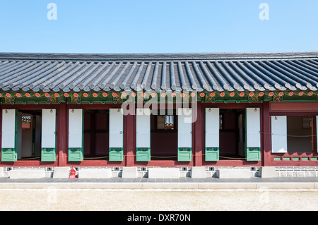 Tradizionale architettura Coreana presso il Palazzo Gyeongbokgung a Seul, in Corea del Sud. Foto Stock