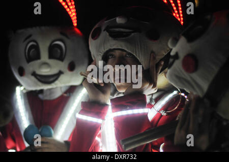 Manila, Filippine. 29 Mar, 2014. MANILA, Filippine - esecutori in costumi illuminati sono illuminati nel buio come si preparano a eseguire in un centro commerciale di Pasay City, a sud di Manila per celebrare Earth Hour il 29 marzo 2014. Ora il suo ottavo anno, l'Ora della Terra movimento incoraggia tutti a spegnere le luci per un ora per risparmiare energia e allo stesso tempo a simboleggiare il loro impegno per proteggere il pianeta. Credito: George Calvelo/NurPhoto/ZUMAPRESS.com/Alamy Live News Foto Stock