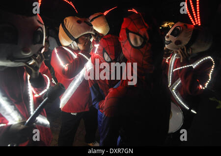 Manila, Filippine. 29 Mar, 2014. MANILA, Filippine - esecutori in costumi illuminati sono illuminati nel buio come si preparano a eseguire in un centro commerciale di Pasay City, a sud di Manila per celebrare Earth Hour il 29 marzo 2014. Ora il suo ottavo anno, l'Ora della Terra movimento incoraggia tutti a spegnere le luci per un ora per risparmiare energia e allo stesso tempo a simboleggiare il loro impegno per proteggere il pianeta. Credito: George Calvelo/NurPhoto/ZUMAPRESS.com/Alamy Live News Foto Stock