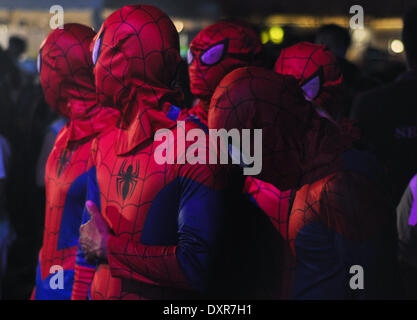 Manila, Filippine. 29 Mar, 2014. MANILA, Filippine - i bambini di Spiderman costumi vi aspettano per le loro prestazioni in un centro commerciale di Pasay City, a sud di Manila per celebrare Earth Hour il 29 marzo 2014. Ora il suo ottavo anno, l'Ora della Terra movimento incoraggia tutti a spegnere le luci per un ora per risparmiare energia e allo stesso tempo a simboleggiare il loro impegno per proteggere il pianeta. Credito: George Calvelo/NurPhoto/ZUMAPRESS.com/Alamy Live News Foto Stock