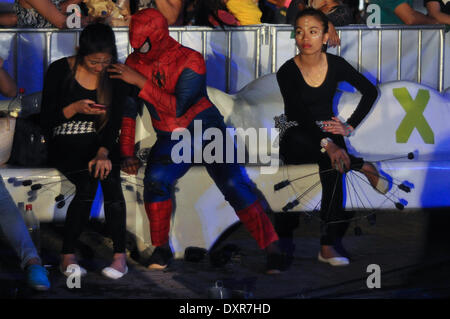 Manila, Filippine. 29 Mar, 2014. MANILA, Filippine - esecutori attendono il loro turno per eseguire in un centro commerciale di Pasay City, a sud di Manila per celebrare Earth Hour il 29 marzo 2014. Ora il suo ottavo anno, l'Ora della Terra movimento incoraggia tutti a spegnere le luci per un ora per risparmiare energia e allo stesso tempo a simboleggiare il loro impegno per proteggere il pianeta. Credito: George Calvelo/NurPhoto/ZUMAPRESS.com/Alamy Live News Foto Stock