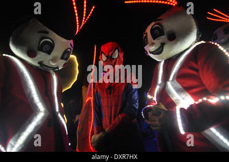 Manila, Filippine. 29 Mar, 2014. MANILA, Filippine - esecutori in costumi illuminati sono illuminati nel buio come si preparano a eseguire in un centro commerciale di Pasay City, a sud di Manila per celebrare Earth Hour il 29 marzo 2014. Ora il suo ottavo anno, l'Ora della Terra movimento incoraggia tutti a spegnere le luci per un ora per risparmiare energia e allo stesso tempo a simboleggiare il loro impegno per proteggere il pianeta. Credito: George Calvelo/NurPhoto/ZUMAPRESS.com/Alamy Live News Foto Stock