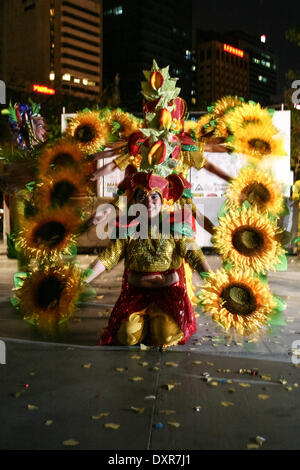 Manila, Filippine. 29 Mar, 2014. Studente ballerini eseguono una danza ambientali durante la commemorazione della Terra ora in Makati City. -- Centinaia di Earth Hour avvocati hanno partecipato le luci spente .cerimonia nel cuore di Makati business district. Ora lunga .lo spegnimento delle luci è una iniziativa globale per informare le persone circa .il riscaldamento globale e la conservazione dell'energia. Credito: J Gerard Seguia/NurPhoto/ZUMAPRESS.com/Alamy Live News Foto Stock