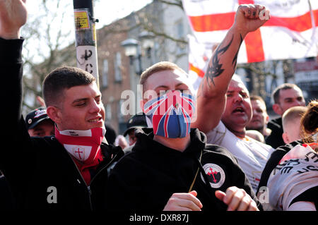 Peterborough, CAMBRIDGESHIRE, Regno Unito. Il 29 marzo 2014.I membri dell'EDL hanno marciato attraverso Peterborough questo pomeriggio ,una folla di circa trecento ha preso parte a partire da the peacock public house su London Road.Essi hanno marciato al centro della città sono stati discorsi dove realizzato ,un uomo è stato arrestato per sospetto di ordine pubblico reato. Un contatore di marzo ha avuto luogo anche a inizio giornata da Peterborough consiglio sindacale. Credito: Ian Francesco/Alamy Live News Foto Stock