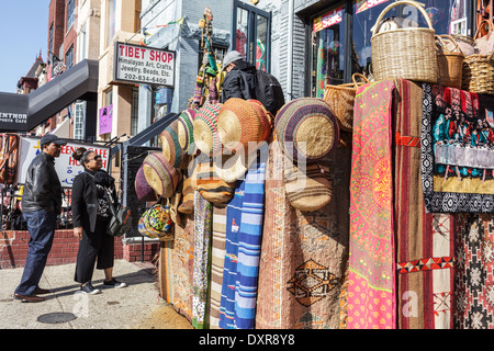 Gli elementi importati per la vendita in un negozio in Adams Morgan Neighborhood, Washington DC, Distretto di Columbia. Foto Stock