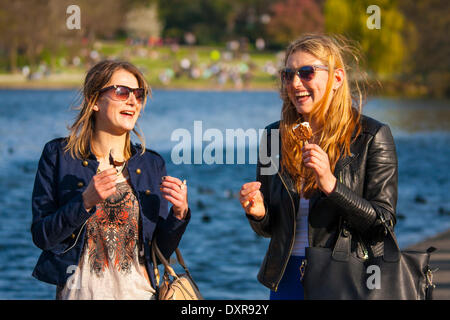 Regents Park, Londra, 29 marzo 2014. Due amici a gustare un gelato come essi passeggiata a Regent's Park come il caldo sole primaverile porta londinesi all'aperto dopo giorni di grigio, con tempo umido. Credito: Paolo Davey/Alamy Live News Foto Stock