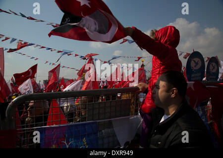 Kadikoy, Istanbul, Turchia -- CHP, il principale partito di opposizione, lo trattiene rally finale in Kadikoy, Istanbul. Il rally attira centinaia e migliaia di tifosi provenienti da tutte le parti di Istanbul. Kadikoy è soprannominato "la fortezza di CHP' come essa è stata storicamente governata da eletti funzionari CHP. Il 29 marzo 2014. Credito: Bikem Ekberzade/Alamy Live News Foto Stock