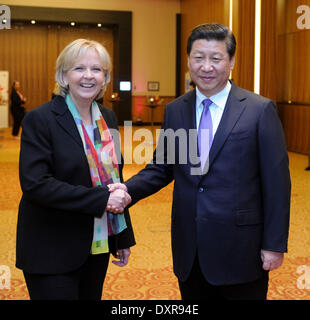 Duesseldorf, Germania. 29 Mar, 2014. Il presidente cinese Xi Jinping (R) si riunisce con la Renania settentrionale-Vestfalia membro Premier Hannelore Kraft a Duesseldorf in Germania, 29 marzo 2014. Credito: Zhang Duo/Xinhua/Alamy Live News Foto Stock