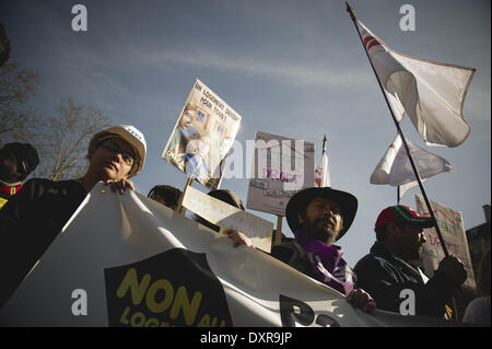 Parigi, Francia. 29 Mar, 2014. Le persone prendono parte a una manifestazione organizzata dalla Associazione Francese 'droit au Logement" (diritto di alloggiamento) contro le espulsioni di massa e di energia che si verificano di arresto prima che il cosiddetto inverno rompe il 29 marzo 2014 a Parigi. (Zacharie Scheurer) Credito: Zacharie Scheurer/NurPhoto/ZUMAPRESS.com/Alamy Live News Foto Stock