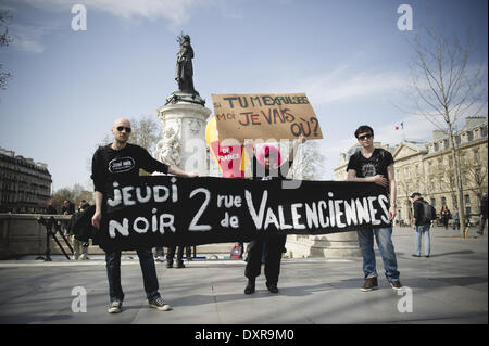 Parigi, Francia. 29 Mar, 2014. Le persone prendono parte a una manifestazione organizzata dalla Associazione Francese 'droit au Logement" (diritto di alloggiamento) contro le espulsioni di massa e di energia che si verificano di arresto prima che il cosiddetto inverno rompe il 29 marzo 2014 a Parigi. (Zacharie Scheurer) Credito: Zacharie Scheurer/NurPhoto/ZUMAPRESS.com/Alamy Live News Foto Stock