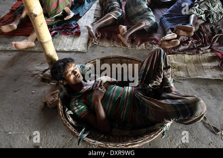 Dacca in Bangladesh. 29 Mar, 2014. Lavoro di Kawran bazar zona dormire durante il giorno nel loro posto di lavoro, a Dhaka, nel Bangladesh, il 29 marzo 2014. Gli alimenti sono provenienti da lunga distanza di distretto e a mezzanotte arriva in Kawran bazar, uomini opere nd per lavorare tutta la notte. © Zakir Hossain Chowdhury/NurPhoto/ZUMAPRESS.com/Alamy Live News Foto Stock