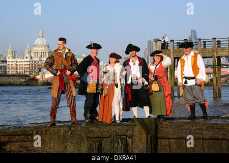 Londra, Regno Unito. Il 29 marzo 2014. Fiume Rogues pirata società Re-Enactment giorno in Londra, Inghilterra. Quando i pirati del fiume canaglie che si basa in Oxford, ha deciso di avere un giorno in Londra, naturalmente, doveva essere in piena costume. Passeggiare lungo la riva sud del fiume Tamigi, hanno preso una pausa per guardare il panorama della città da uno all'inguine. Credito: Paul Brown/Alamy Live News Foto Stock