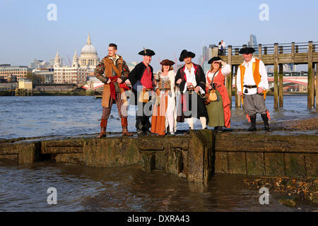 Londra, Regno Unito. Il 29 marzo 2014. Fiume Rogues pirata società Re-Enactment giorno in Londra, Inghilterra. Quando i pirati del fiume canaglie che si basa in Oxford, ha deciso di avere un giorno in Londra, naturalmente, doveva essere in piena costume. Passeggiare lungo la riva sud del fiume Tamigi, hanno preso una pausa per guardare il panorama della città da uno all'inguine. Credito: Paul Brown/Alamy Live News Foto Stock