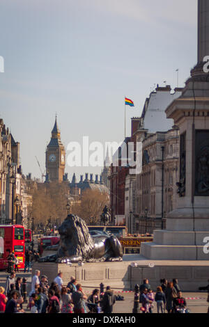 Londra, UK . 29 Mar, 2014. Ufficio di gabinetto edifici di Whitehall battenti bandiera arcobaleno per contrassegnare il matrimonio la parità Credit: Zefrog/Alamy Live News Foto Stock