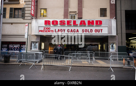 Il marquee di Roseland Ballroom nei pressi di Times Square a New York promuove la sold out Lady Gaga mostra Foto Stock